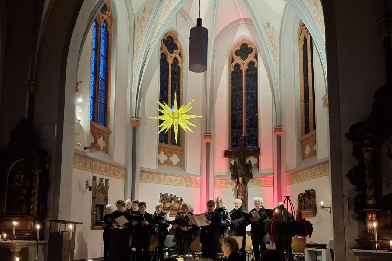 Bild vom Chor beim Adventleuchten 2025 in Unkelbach