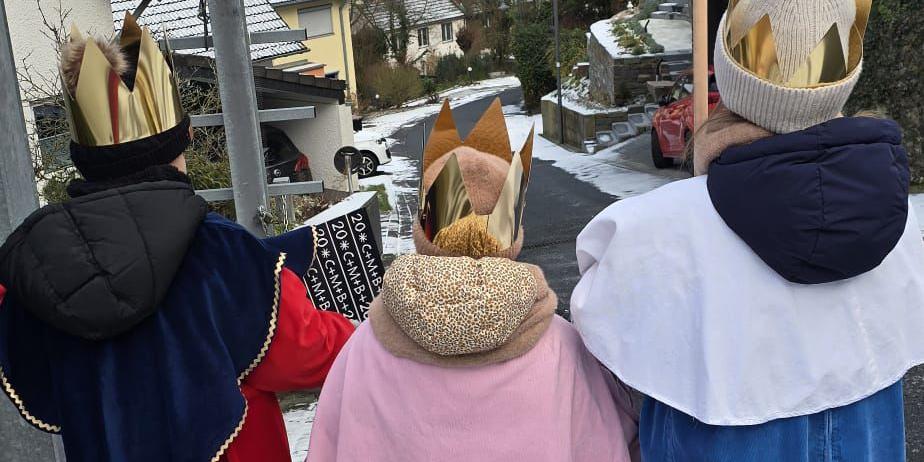 Gruppe von Sternsingern im Stadtgebiet Remagen (c) Pfarrei St. Franziskus Remagen Gruppe von Sternsingern im Stadtgebiet Remagen