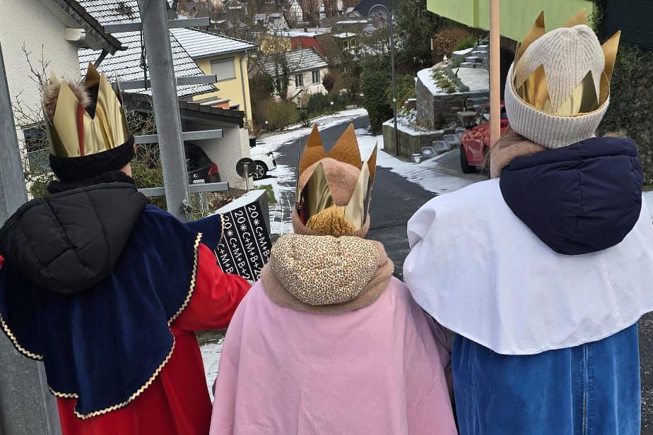 Gruppe von Sternsingern im Stadtgebiet Remagen