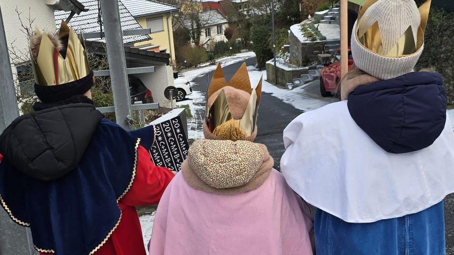 Gruppe von Sternsingern im Stadtgebiet Remagen
